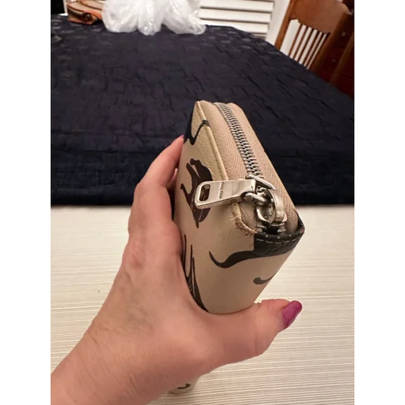 Miu Miu Rare Beige Leather Zip Wallet with Black Cat Design - Picture 7 of 13